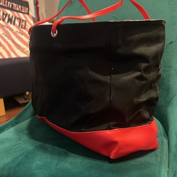 Black and Red Tote - Lancôme - BeautIful NEW - Inside is Waterproof - Picture 2 of 5